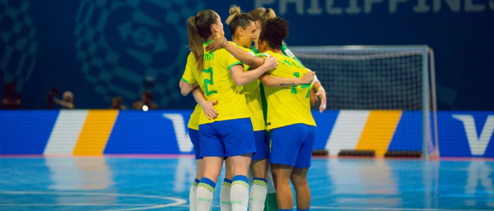 O Brasil venceu o Irã por 4 a 1 na estreia da Copa do Mundo de Futsal Feminino da Fifa. Emilly é eleita a melhor em quadra. O próximo duelo será contra a Itália para definir a liderança do Grupo D.