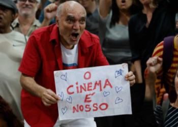 O Projeto de Lei 8889/17 foi aprovado na Câmara e obriga plataformas como Netflix e YouTube a pagar a Condecine, com alíquotas de até 4%. A proposta incentiva o audiovisual brasileiro e amplia a produção nacional.