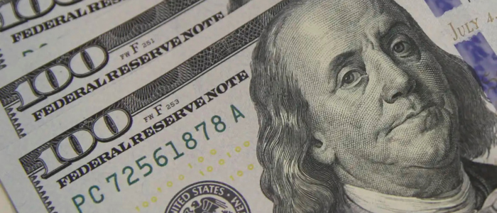 O dólar fechou a R$ 5,40 nesta segunda-feira, impulsionado por fatores externos e internos. Veja o que influenciou a cotação e como isso pode impactar a economia brasileira.