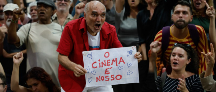 O Projeto de Lei 8889/17 foi aprovado na Câmara e obriga plataformas como Netflix e YouTube a pagar a Condecine, com alíquotas de até 4%. A proposta incentiva o audiovisual brasileiro e amplia a produção nacional.