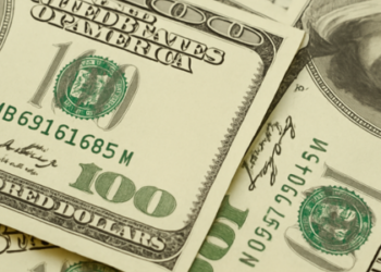 O dólar fechou a R$5,40 nesta segunda-feira, impulsionado por fatores externos e internos. Veja o que influenciou a cotação e como isso pode impactar a economia brasileira.