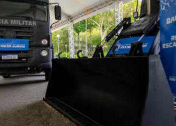 Governo do Rio apresenta Operação Barricada Zero para remover 13,6 mil bloqueios instalados por criminosos e restabelecer mobilidade nas comunidades.
