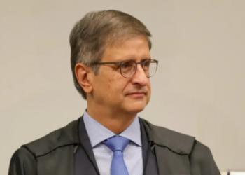 Paulo Gonet nega perseguição política em sabatina no Senado e reforça que a atuação da PGR no caso de Bolsonaro foi técnica e imparcial.