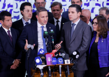 Governo e oposição se enfrentam no debate sobre o PL Antifacção. Ministério da Justiça critica proposta de Derrite e alerta para riscos ao combate ao crime e à Polícia Federal.