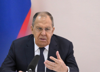 Sergey Lavrov acusa países europeus de prolongar a guerra na Ucrânia e sabotarem negociações de paz. Ministro russo pede cautela aos EUA e critica envio de armas a Kiev.