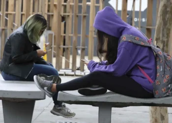 Pesquisa aponta que 35% dos brasileiros substituem o descanso pelo celular e se sentem pior depois.
