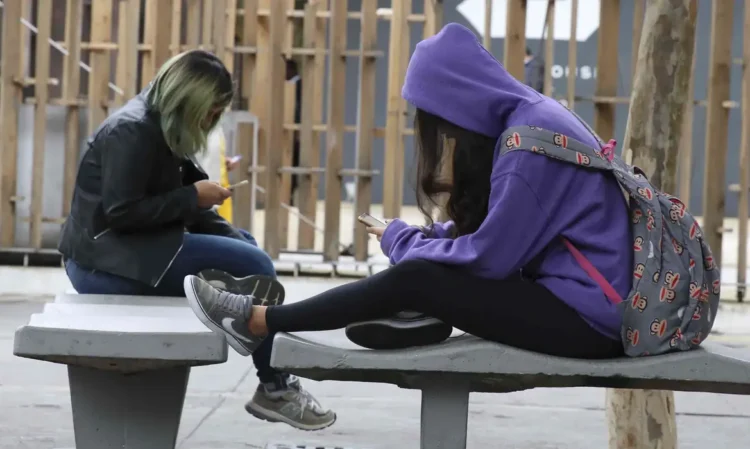 Pesquisa aponta que 35% dos brasileiros substituem o descanso pelo celular e se sentem pior depois.
