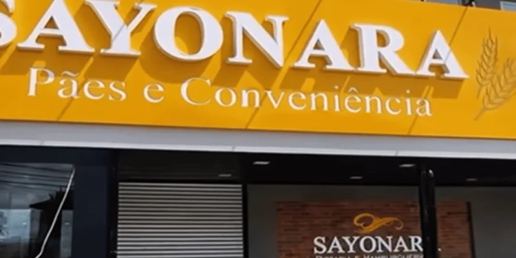 Polícia investiga rede Sayonara por sonegar R$ 15 milhões usando motoboys como laranjas em empresa fantasma.