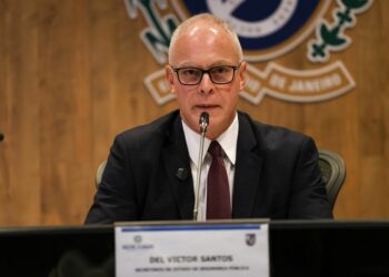 DEA do governo Trump lamenta mortes de policiais no Rio e oferece apoio ao secretário Victor Santos.