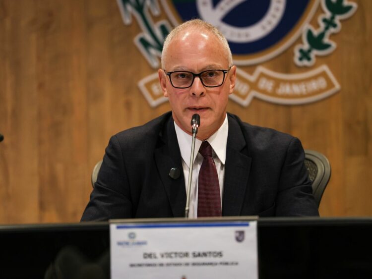 DEA do governo Trump lamenta mortes de policiais no Rio e oferece apoio ao secretário Victor Santos.