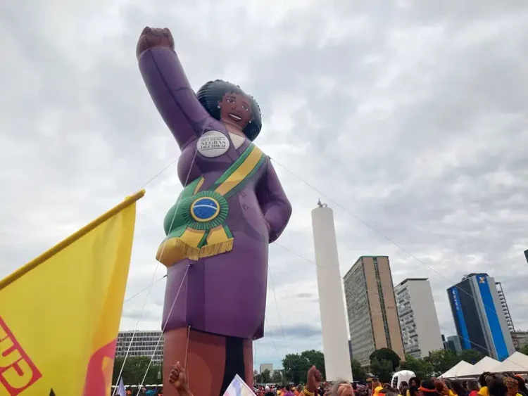 Boneco inflável na Marcha da Mulheres Negras, realizada na Esplanada dos Ministérios - Foto Daniella Almeida/Agência Brasil