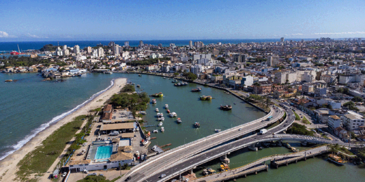 Macaé prorroga o Refim até junho de 2026, oferecendo descontos de até 90% e parcelamento em até 96 vezes para regularização de débitos municipais.