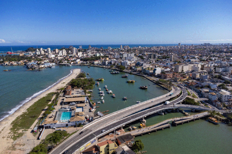Macaé prorroga o Refim até junho de 2026, oferecendo descontos de até 90% e parcelamento em até 96 vezes para regularização de débitos municipais.
