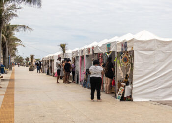 Feira de Artesanato na Praia dos Cavaleiros oferece opções de presentes de Natal em Macaé.