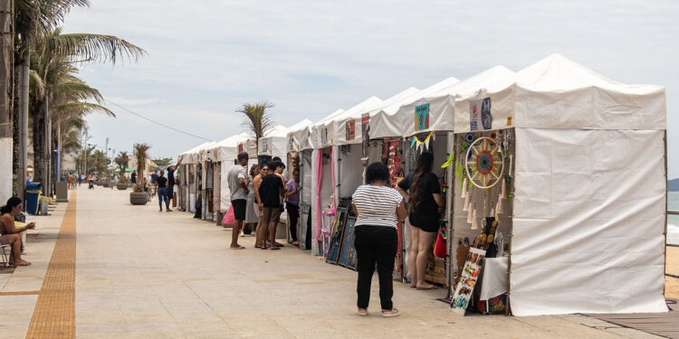 Feira de Artesanato na Praia dos Cavaleiros oferece opções de presentes de Natal em Macaé.