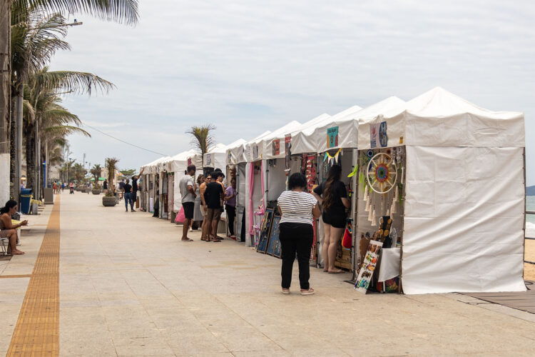 Feira de Artesanato na Praia dos Cavaleiros oferece opções de presentes de Natal em Macaé.