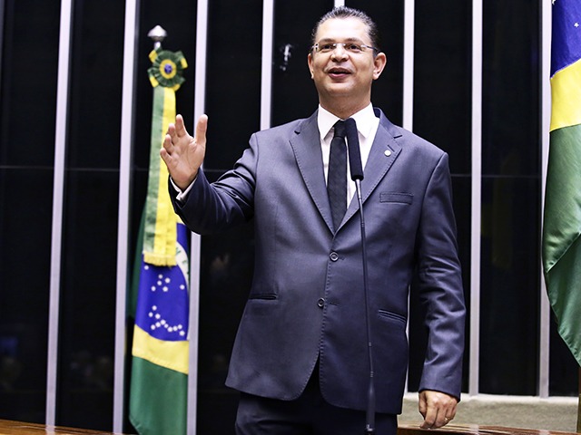 PF deflagra operação contra líderes do PL na Câmara para investigar desvio de recursos da cota parlamentar e lavagem de dinheiro.