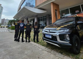 Polícia Federal e CGU avançam em investigação sobre descontos ilegais em aposentadorias do INSS; senador é alvo de buscas e alto dirigente da Previdência é preso.