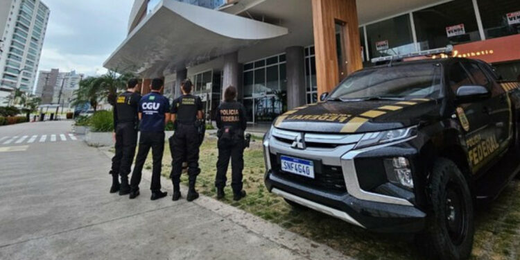 Polícia Federal e CGU avançam em investigação sobre descontos ilegais em aposentadorias do INSS; senador é alvo de buscas e alto dirigente da Previdência é preso.