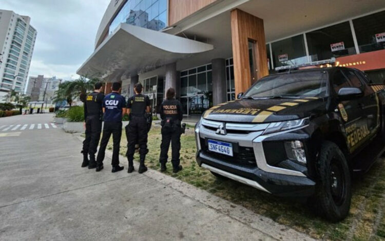 Polícia Federal e CGU avançam em investigação sobre descontos ilegais em aposentadorias do INSS; senador é alvo de buscas e alto dirigente da Previdência é preso.