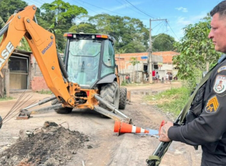 PM remove barricadas e libera ruas em Rio das Ostras.