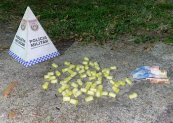 Após denúncia de homens armados, policiais do 32º BPM apreendem cocaína e detêm suspeitos de tráfico no bairro Santa Catarina, em Rio das Ostras.