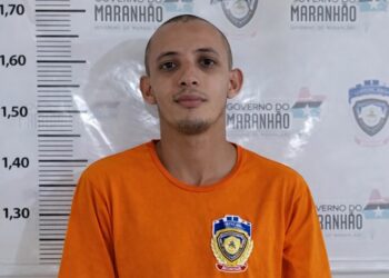 Polícia procura serial killer e comparsa que fugiram de prisão de segurança máxima.