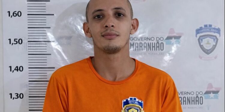 Polícia procura serial killer e comparsa que fugiram de prisão de segurança máxima.