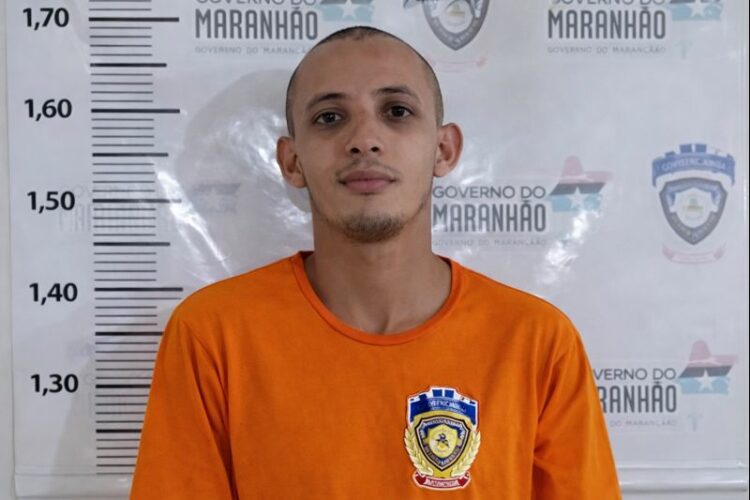 Polícia procura serial killer e comparsa que fugiram de prisão de segurança máxima.