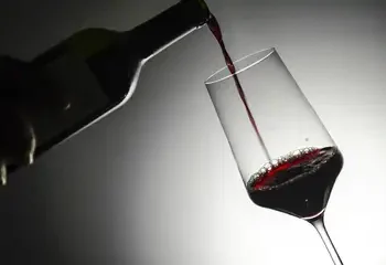 Especialistas afirmam que os possíveis benefícios do vinho para o coração são pequenos e não superam os riscos do álcool. Veja o que a ciência realmente diz.