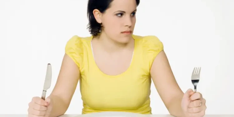 Estudo da Universidade de Bonn indica que o mau humor da fome não vem apenas da glicose baixa, mas da percepção consciente da falta de energia.