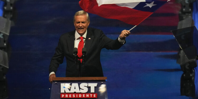 Aumento da criminalidade fortalece discurso de José Antonio Kast, eleito presidente do Chile com mais de 58%. Jeanette Jara reconhece o resultado.