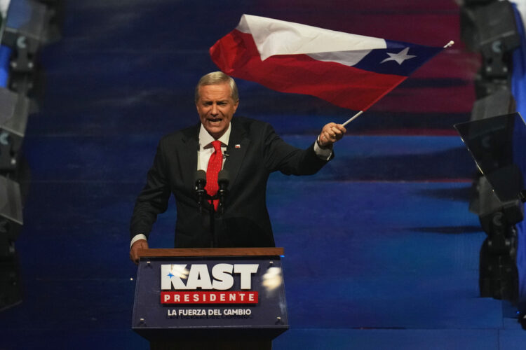 Aumento da criminalidade fortalece discurso de José Antonio Kast, eleito presidente do Chile com mais de 58%. Jeanette Jara reconhece o resultado.