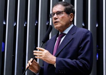 Parlamentar baiano pediu reembolso por lifting facial e harmonização; Câmara autorizou parte do valor.
