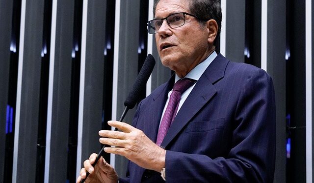 Parlamentar baiano pediu reembolso por lifting facial e harmonização; Câmara autorizou parte do valor.