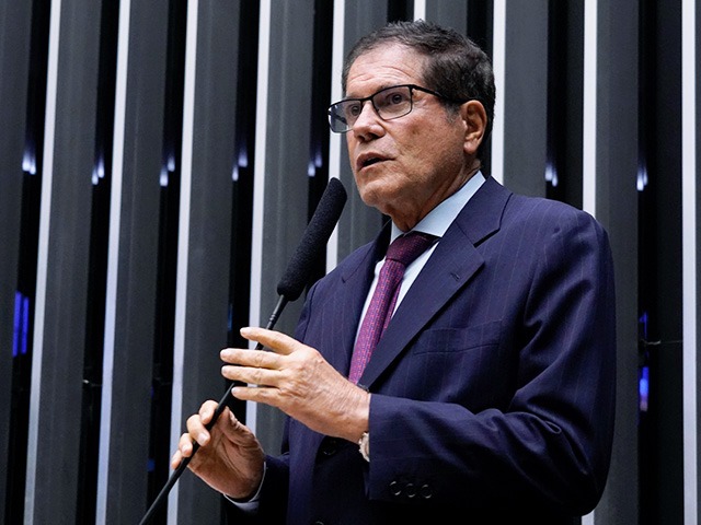 Parlamentar baiano pediu reembolso por lifting facial e harmonização; Câmara autorizou parte do valor.