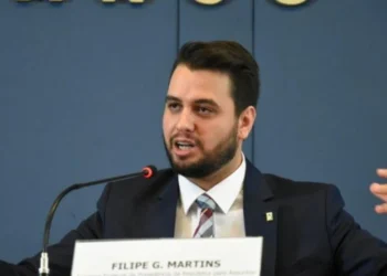 Defesa de Filipe Martins tem 24 horas para explicar uso de rede social proibida durante prisão domiciliar.