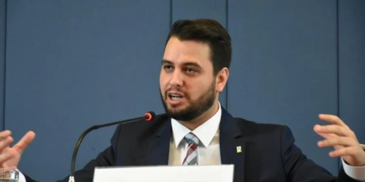 Defesa de Filipe Martins tem 24 horas para explicar uso de rede social proibida durante prisão domiciliar.