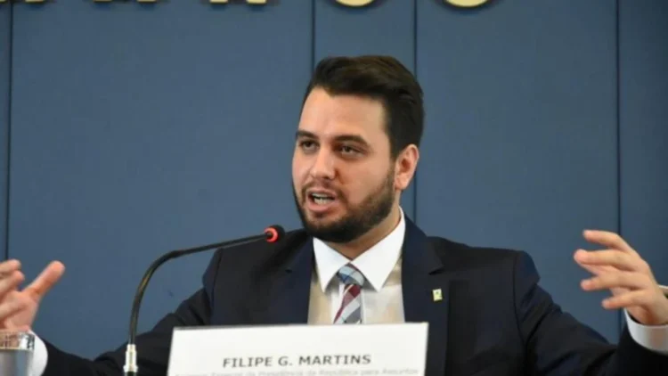 Defesa de Filipe Martins tem 24 horas para explicar uso de rede social proibida durante prisão domiciliar.
