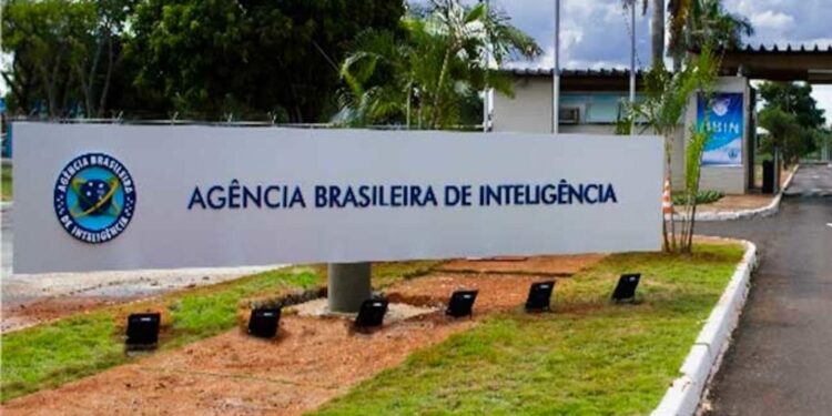 Agência de inteligência vê IA, clima e cadeias globais como eixos de risco para 2026.