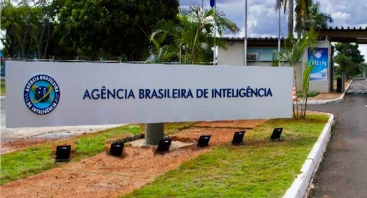 Agência de inteligência vê IA, clima e cadeias globais como eixos de risco para 2026.