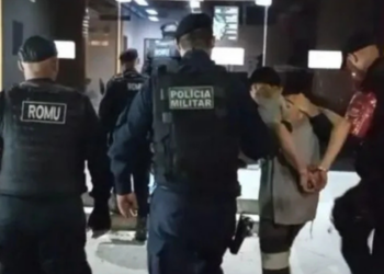 Fiscalização em Cabo Frio apreende arma e coíbe irregularidades em bares