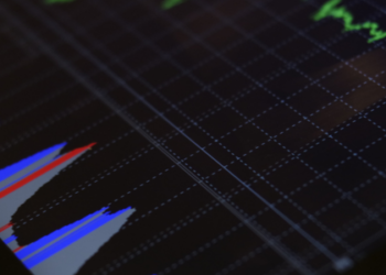 Bolsa sobe com expectativa de corte de juros e dólar fecha em alta na reta final de 2025