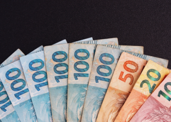 O Ibovespa registrou seu terceiro recorde consecutivo, superando 164 mil pontos, enquanto o dólar recuou para R$ 5,31. Investidores se animam com expectativas de cortes na Selic e sinais econômicos positivos no Brasil.