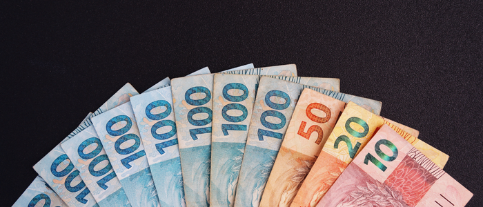 O Ibovespa registrou seu terceiro recorde consecutivo, superando 164 mil pontos, enquanto o dólar recuou para R$ 5,31. Investidores se animam com expectativas de cortes na Selic e sinais econômicos positivos no Brasil.
