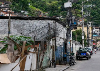 Estudo do IBGE mostra que a maioria das favelas brasileiras carece de arborização e infraestrutura básica, como bueiros, aumentando vulnerabilidade a calor e enchentes, em contraste com áreas fora das comunidades.