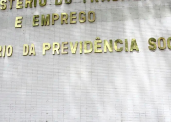 Brasil abriu 85.864 vagas formais em novembro de 2025, segundo o Caged. Comércio e serviços lideraram a geração de empregos.