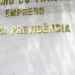 Brasil abriu 85.864 vagas formais em novembro de 2025, segundo o Caged. Comércio e serviços lideraram a geração de empregos.