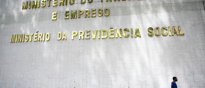 Brasil abriu 85.864 vagas formais em novembro de 2025, segundo o Caged. Comércio e serviços lideraram a geração de empregos.