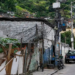 Estudo do IBGE mostra que a maioria das favelas brasileiras carece de arborização e infraestrutura básica, como bueiros, aumentando vulnerabilidade a calor e enchentes, em contraste com áreas fora das comunidades.